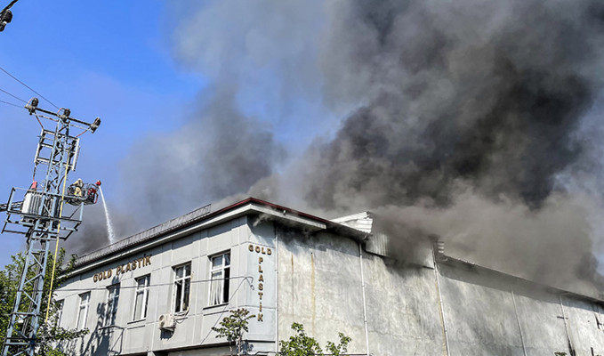 Arnavutköy'de plastik fabrikasındaki yangın söndürüldü