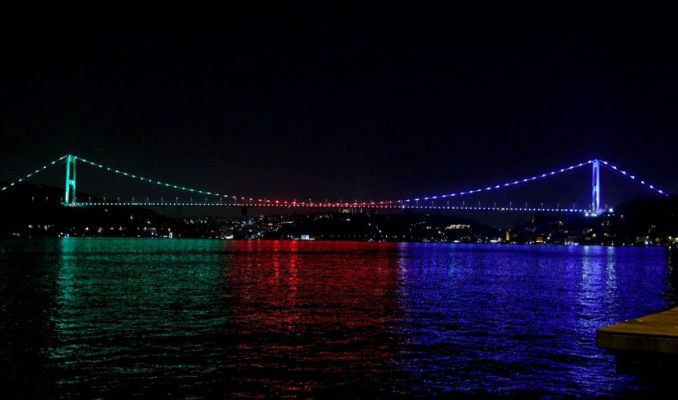FSM Köprüsü Azerbaycan bayrağının renklerine büründü