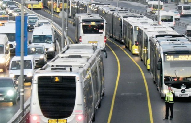  İstanbul'da metrobüse 'Beyaz Yol'