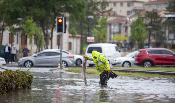 Ankara'da sağanak sonrası sel: Araçlar suya gömüldü