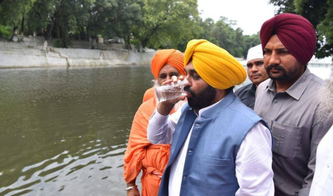 Nehrin temiz olduğunu göstermek için su içen başbakan hastanelik oldu