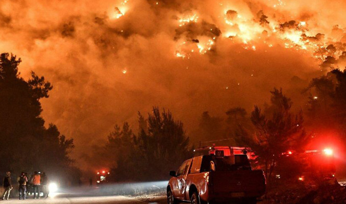 Komşuda 53 noktada orman yangını: 4 köy tahliye edildi