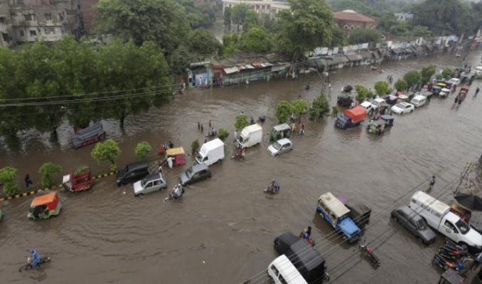 Pakistan'da sel: 10 kişi yaşamını yitirdi