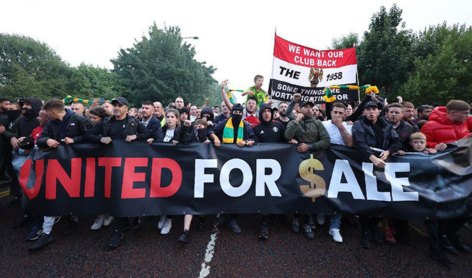 Manchester United taraftarlarından Glazer ailesine protesto