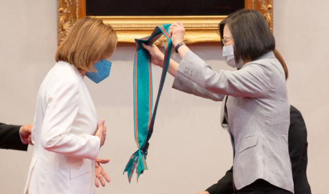 Tayvan'dan  Pelosi'ye şeref madalyası 