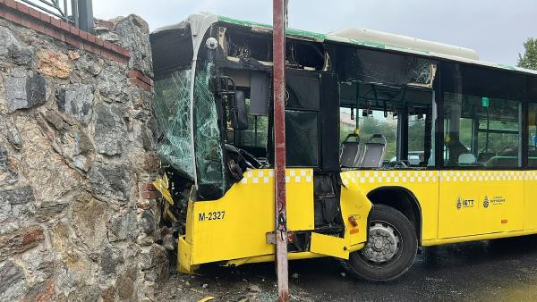 Ümraniye'de İETT otobüsü duvara çarptı