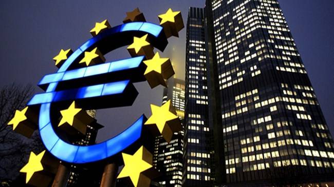 Euro Bölgesi'nde daralma devam ediyor