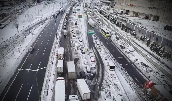 Saat verdi: İstanbul Valisi Yerlikaya'dan kuvvetli kar yağışı uyarısı!