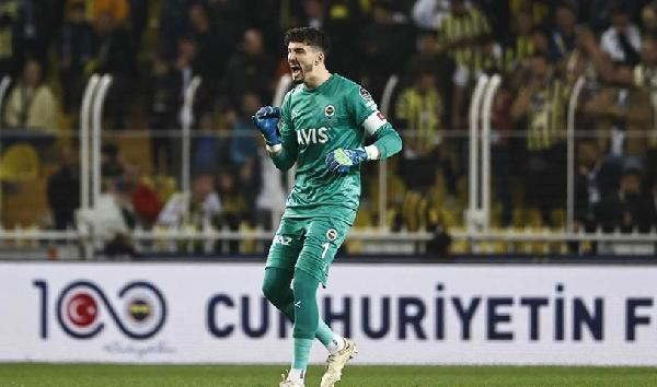Fenerbahçe, Altay Bayındır'ın sözleşmesini 4 yıl uzattı