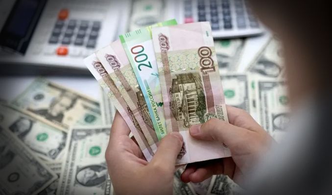 Rus rublesi bir yılın dibinde