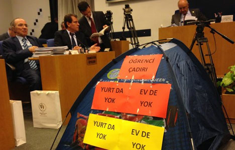 ​CHP'liler Meclis'e çadır kurdu