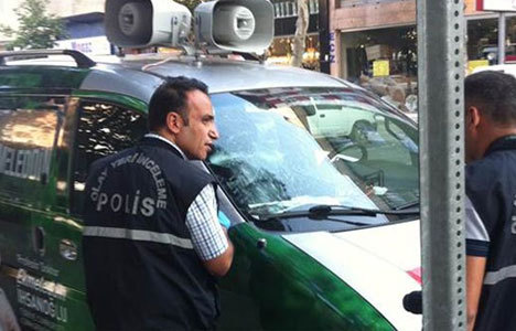 ​İhsanoğlu'nun seçim minibüsüne saldırı