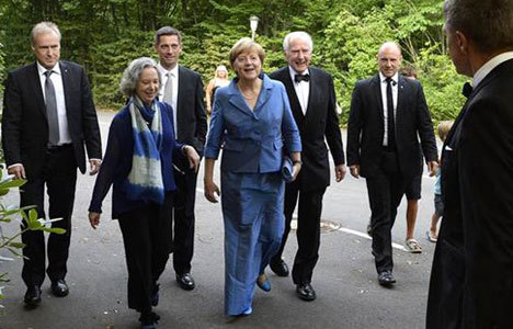 Merkel'in kıyafet seçimine kırık not