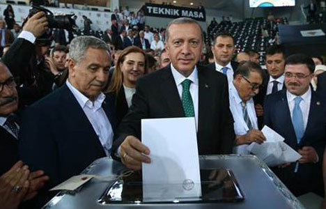 Başbakan Erdoğan 7.5 saattir salonda