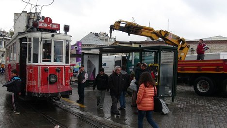 Taksim Meydanı'ndaki Tramvay Durağı söküldü