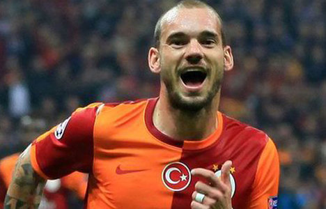 Wesley Sneijder Hagi'yi yakalıyor