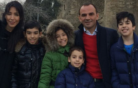 Galip Öztürk Azerbaycan'da çocuklarıyla geziyor