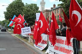 Türk bayrağına saldırdılar