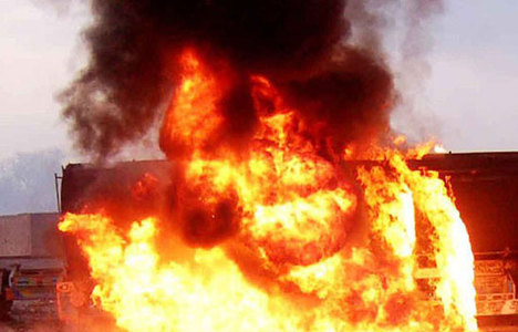 ​Libya'da jetler petrol tankerine saldırdı