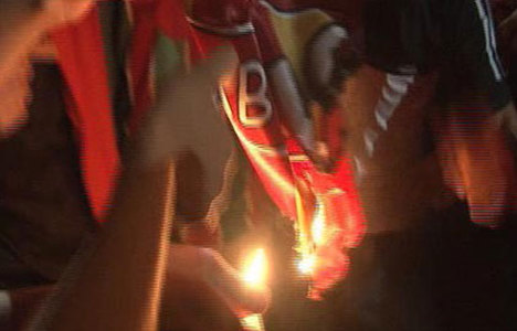 Galatasaray bayrağı yaktılar
