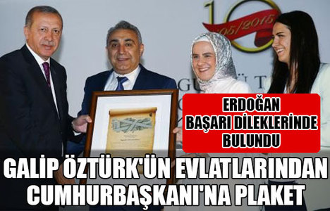 Galip Öztürk'ün evlatlarından Erdoğan'a plaket