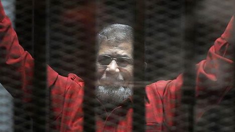 Mursi, ilk kez idam mahkumu kıyafetiyle 