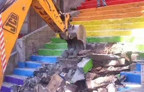 Karaköy'deki boyalı merdivenler yıkılıyor
