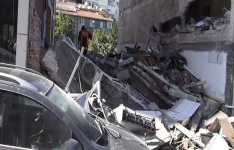 Üsküdar'da 4 katlı bina çöktü: 1 ölü