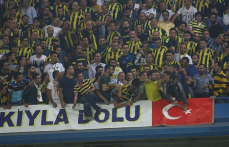 Fenerbahçe tribününde kavga!
