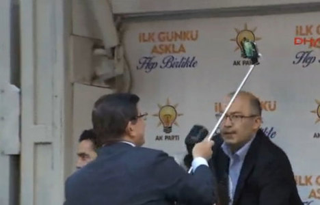 Davutoğlu mitingde selfie çekti
