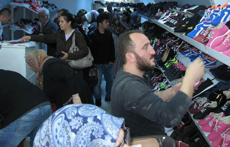 Ayakkabı imalatçıları marketlere savaş açtı