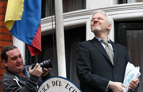 Assange'dan BM kararı sonrası balkon konuşması