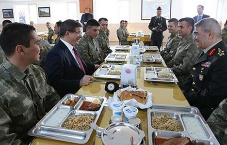Davutoğlu askerlerle yemek yedi