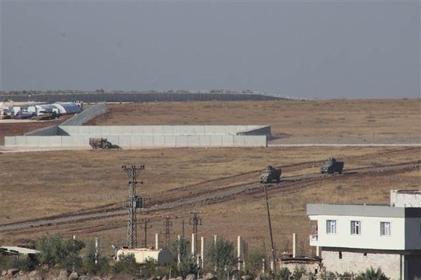 Türk zırhlıları Suriye'ye girdi