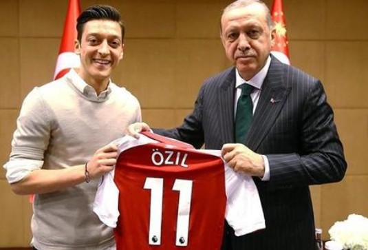 Alman Kicker dergisi Mesut Özil'i o kadroya dahil etti