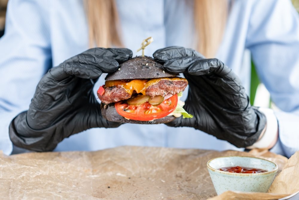 Hamburgercilerde kullanılan siyah eldivenler zehirleyebilir!