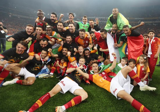 Şampiyon Galatasaray'a kutlama yağmuru