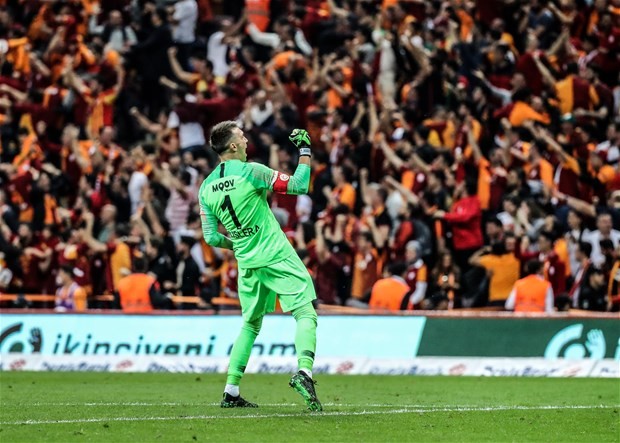 Galatasaray'da Muslera'ya çılgın teklif!