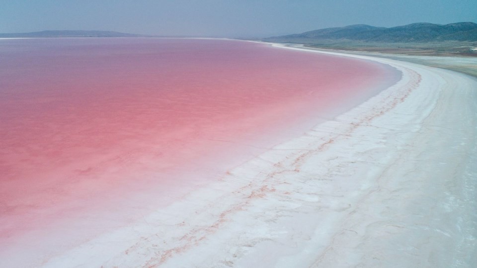 Pembe renge bürünen Tuz Gölü'ne yoğun ilgi