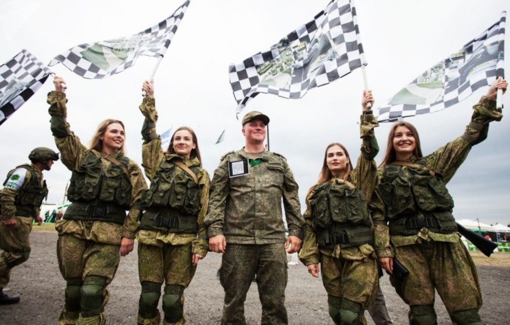 Army-2019’da boy gösteren Rus kadın askerler