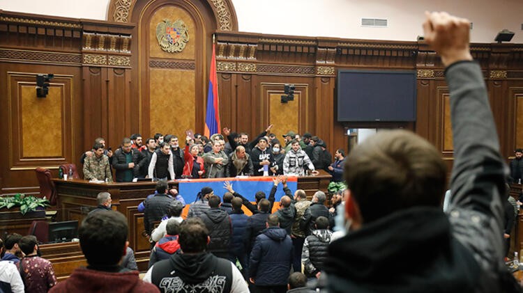 Ermeniler Paşinyan'ın ofisini bastı