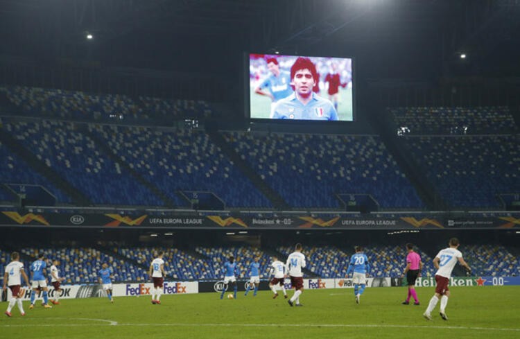 Halis Özkahya'nın yönettiği maça Maradona damgası