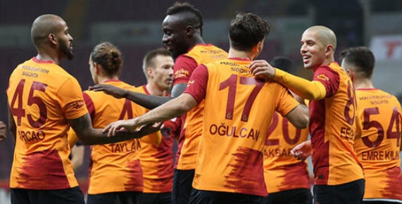 Galatasaray dünyaca ünlü golcüyle anlaştı!