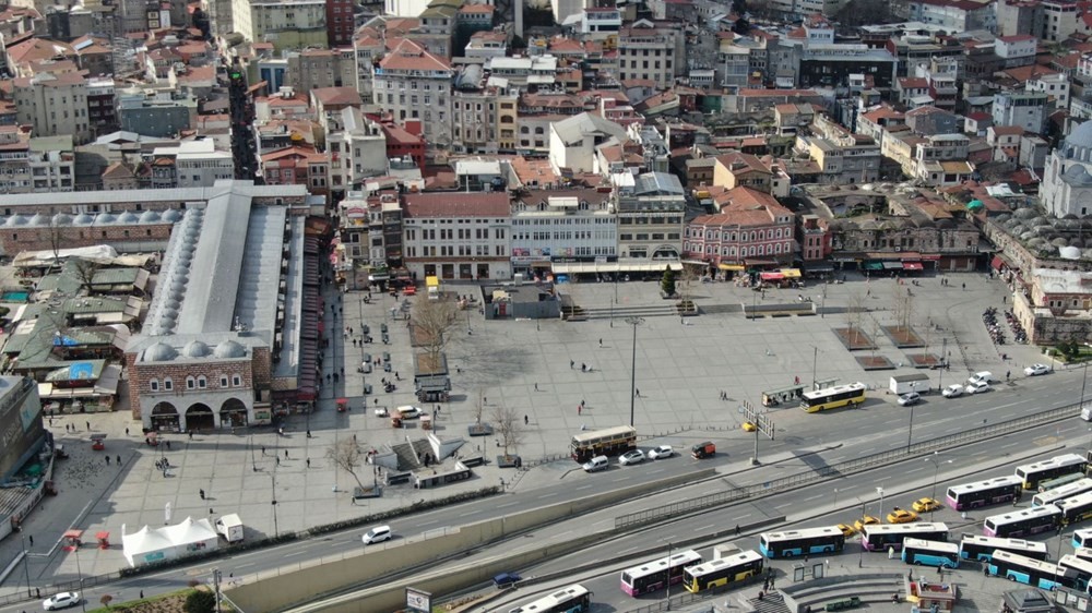 İstanbul'da meydanlar bomboş kaldı