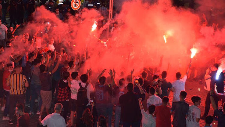 Trabzonsporlu taraftarlar kupa şampiyonluğunu kutladı!