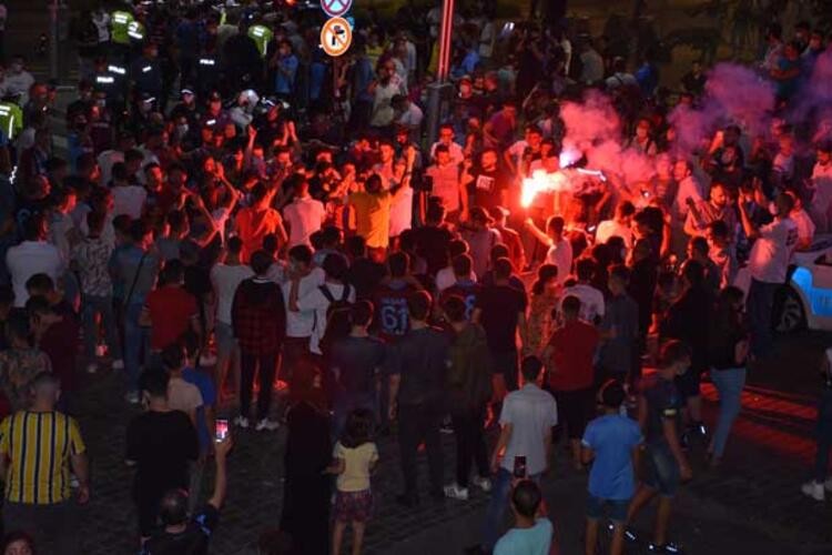Trabzonsporlu taraftarlar kupa şampiyonluğunu kutladı!