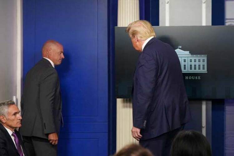Beyaz Saray'da hareketli anlar! Korumalar Trump'ı salondan çıkardı
