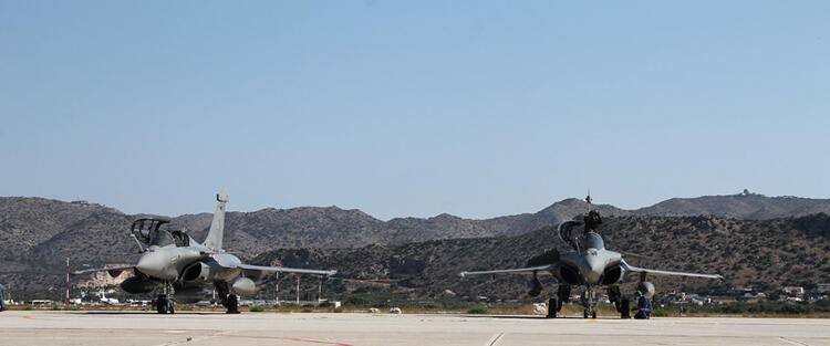 Yunanistan fotoğrafları paylaştı! ABD B-52'leri Ege'de!