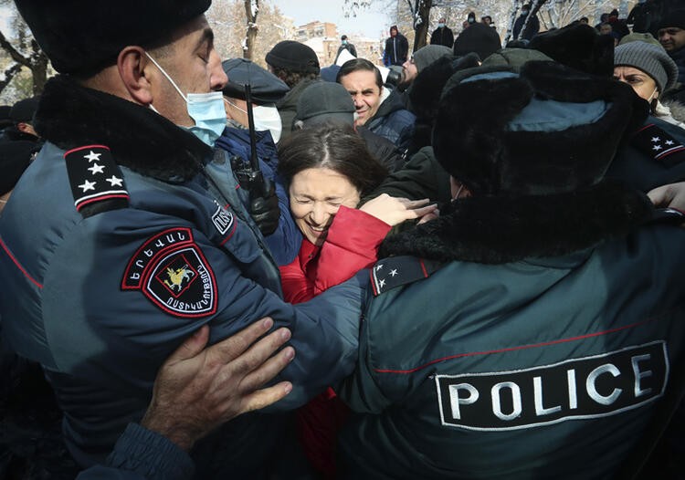 Duyulması yetti! Ermenistan'da göstericiler sokağa fırladı