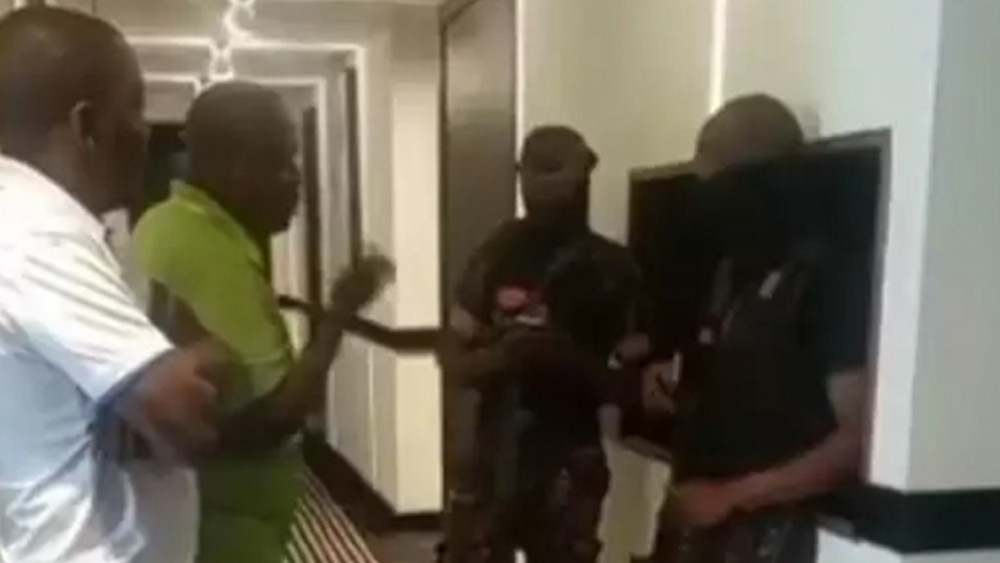 Madagaskar ordusu otel bastı: Eski Fenerbahçeli Samatta rehin kaldı!